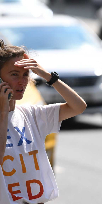 devushka-s-telefonom-na-ulice