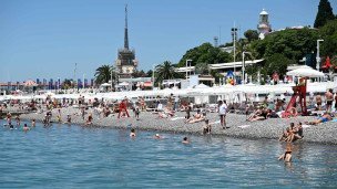 plyazh-v-sochi-letom