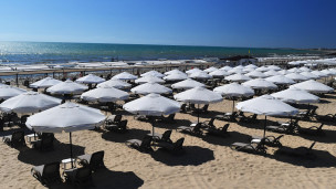 Люди отдыхают на пляже 