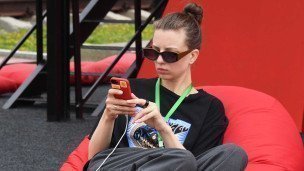 Девушка с телефоном