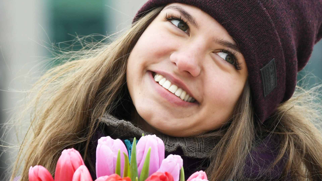 девушка улыбается