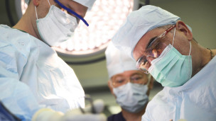 врачи в операционной