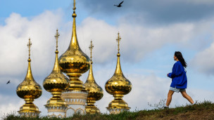 Девушка на фоне куполов церкви