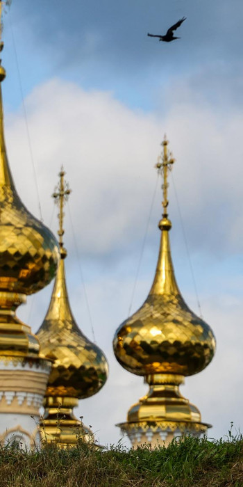 Девушка на фоне куполов церкви