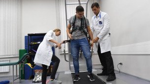 Пациент в кабинете гравитационной и сенсорной реабилитации 
