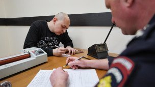 Мужчина в отделении ГИБДД