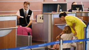 Дети с родителями в аэропорту 