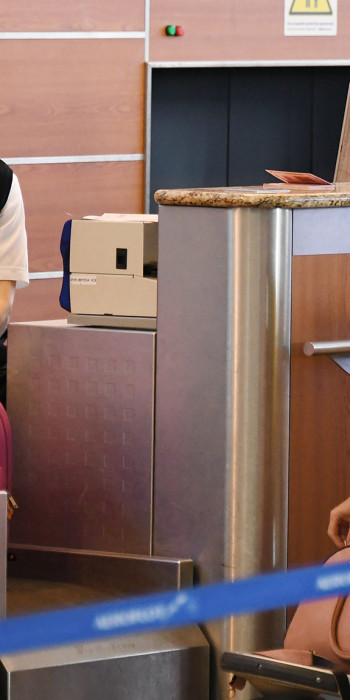 Дети с родителями в аэропорту 