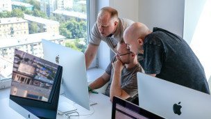 Мужчины работают за компьютером