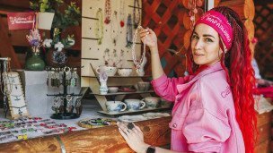 участница фестиваля «Цветение маральника»