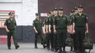 Призывники у сборного пункта военного комиссариата