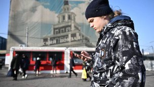 Молодой человек смотрит в смартфон