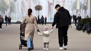 Семья на прогулке в парке
