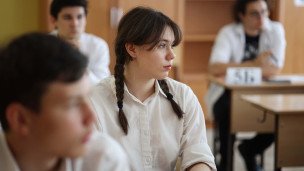 Школьники перед началом ЕГЭ