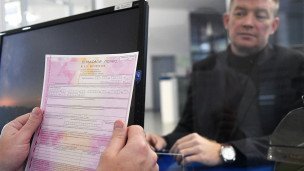 Автовладелец оформляет страховой полис ОСАГО в страховой компании
