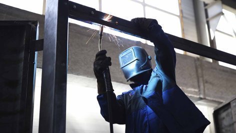 сварщик во время работы