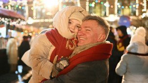 Отец с дочерью на руках