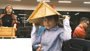 ребенок на выставке в культурно-просветительском центре