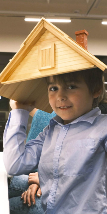 ребенок на выставке в культурно-просветительском центре