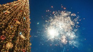 новогодняя елка и салют в небе