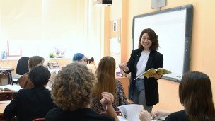 Преподаватель и ученики в классе во время урока