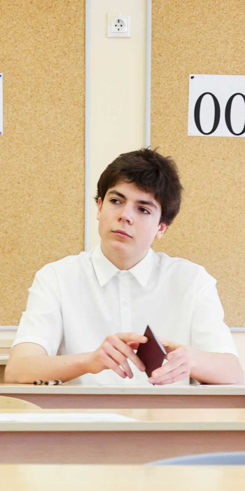 Ученик на экзамене