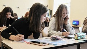 Учащиеся во время занятий в классе