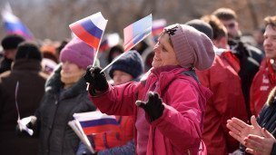 Местные жители во время митинга-концерта, посвященного годовщине воссоединения