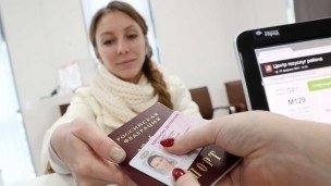 Жительница города во время получения водительского удостоверения