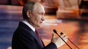 Vladimir-Putin-na-plenarnom-zasedanii-PMEF
