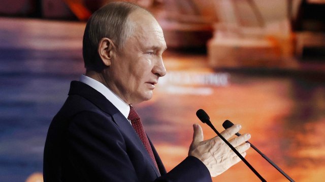 Vladimir-Putin-na-plenarnom-zasedanii-PMEF