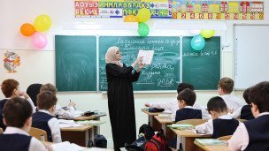Учительница начальных классов  во время урока чеченского языка