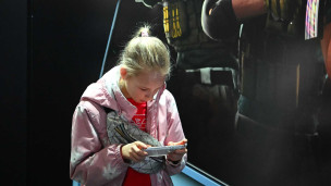 Ребенок с телефоном