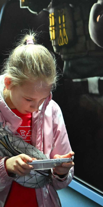 Ребенок с телефоном