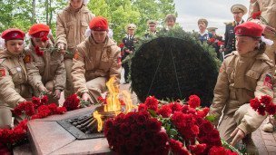 Участники во время церемонии возложения цветов к Вечному огню