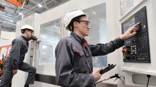 Сотрудник в каске на заводе