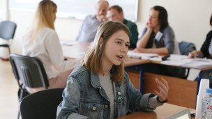 Абитуриентка во время собеседования в университет 