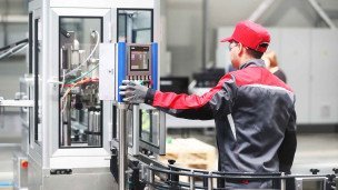 Работник на производстве строительных материалов