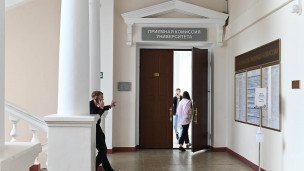 Студенты у входа в приемную комиссию