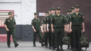 Солдаты у сборного пункта военного комиссариата