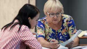 Женщина оформляет документы