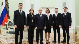 Президент РФ Владимир Путин и участники церемонии вручения премий