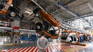 Главный конвейер линии сборки автомобилей Lada 