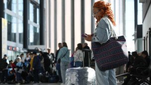 Passazhiry-v-zone-registracii-aeroporta