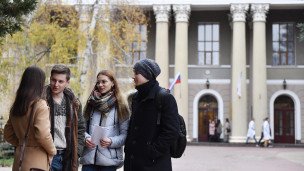 Studenty-vozle-zdaniya-akademii
