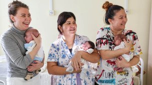 Женщины с детьми в отделении роддома 