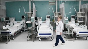 Медицинская сестра в палате больницы