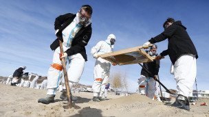 Волонтеры во время уборки городского пляжа