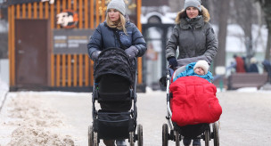 Мамы во время прогулки в парке 