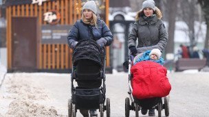 Мамы во время прогулки в парке 